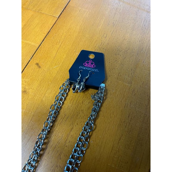 NWT Set of 3 Paparazzi necklaces and earrings - Picture 2 of 7
